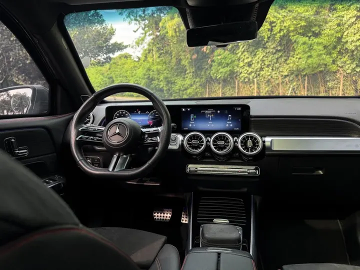 MERCEDES-BENZ GLB 220 — foto 4