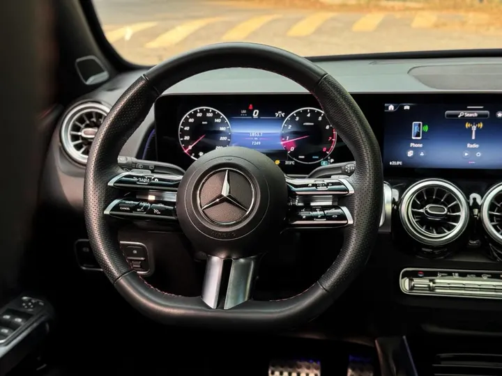 MERCEDES-BENZ GLB 220 — foto 5