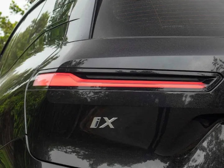 BMW iX — foto 11