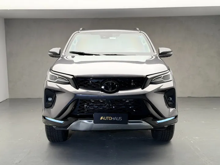 TOYOTA HILUX — foto 2