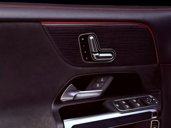 MERCEDES-BENZ GLB 220 — foto 7