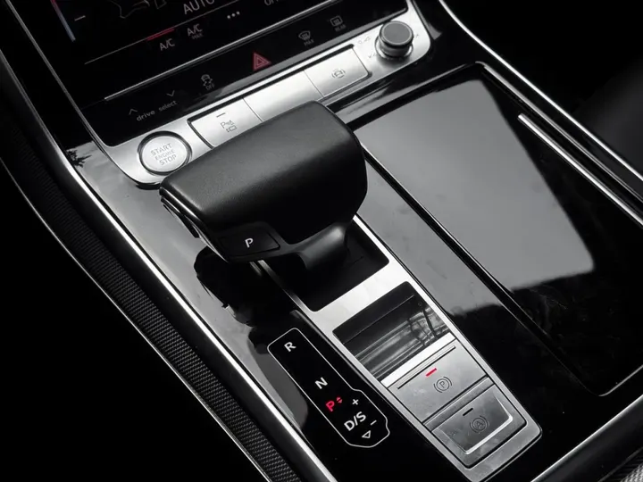 AUDI Q8 — foto 12