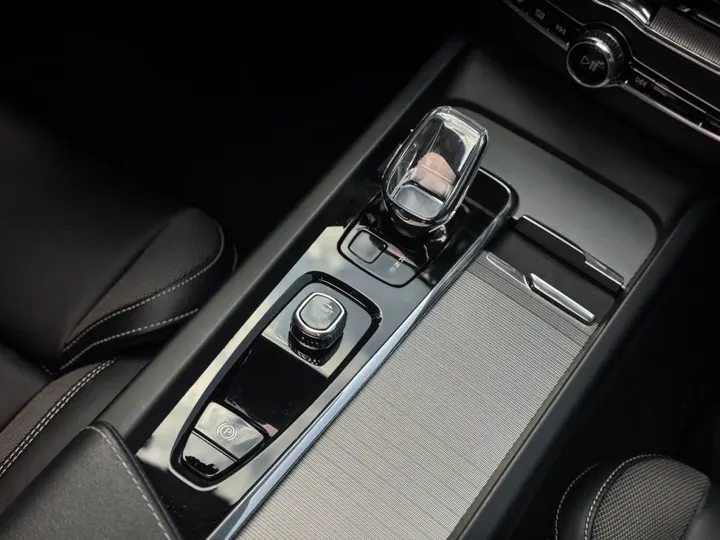 VOLVO XC60 — foto 8