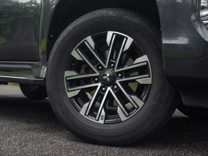 MITSUBISHI PAJERO SPORT — foto 5