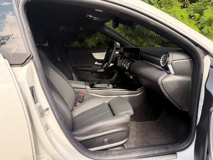 MERCEDES-BENZ CLA 200 — foto 4