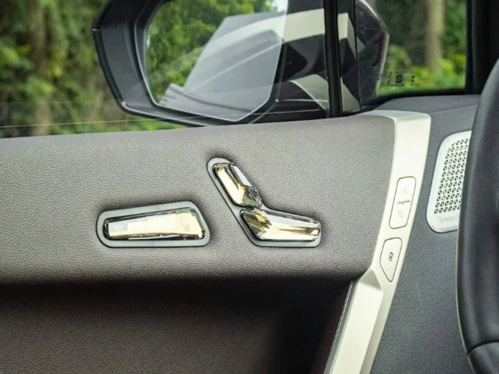 BMW iX — foto 13