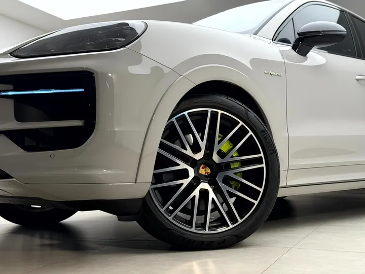 PORSCHE CAYENNE — foto 2