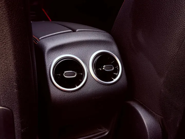 MERCEDES-BENZ GLB 220 — foto 16