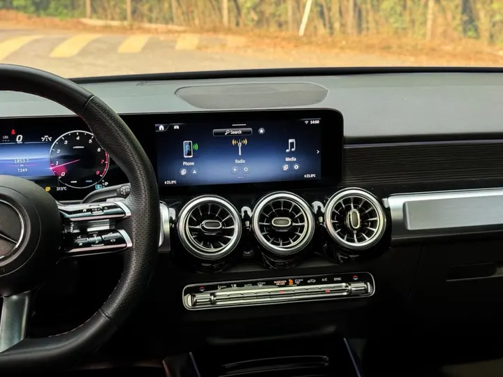 MERCEDES-BENZ GLB 220 — foto 6
