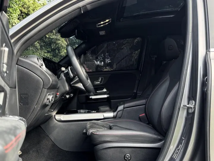 MERCEDES-BENZ GLB 220 — foto 3