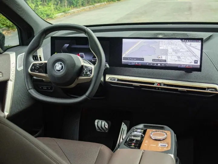 BMW iX — foto 9