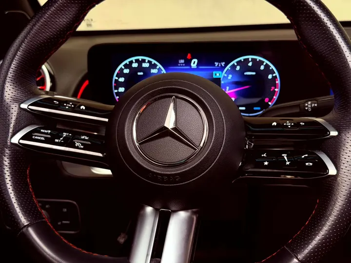 MERCEDES-BENZ GLB 220 — foto 12