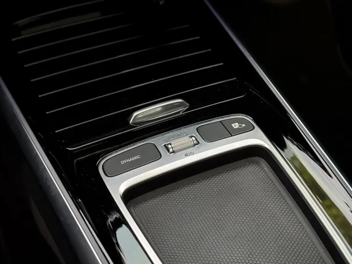 MERCEDES-BENZ GLB 220 — foto 7