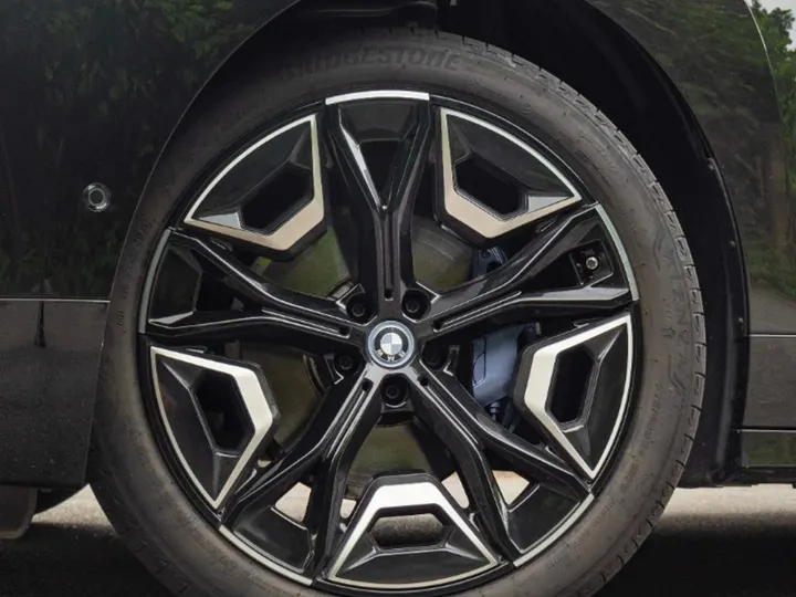 BMW iX — foto 14