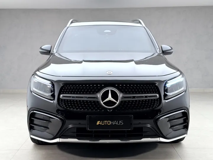 MERCEDES-BENZ GLB 220 — foto 2