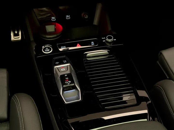 AUDI Q6 E-TRON — foto 12