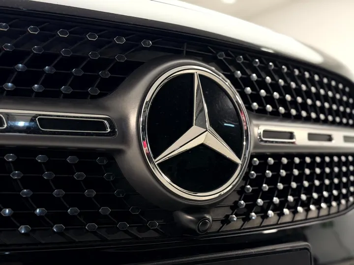 MERCEDES-BENZ GLB 220 — foto 3