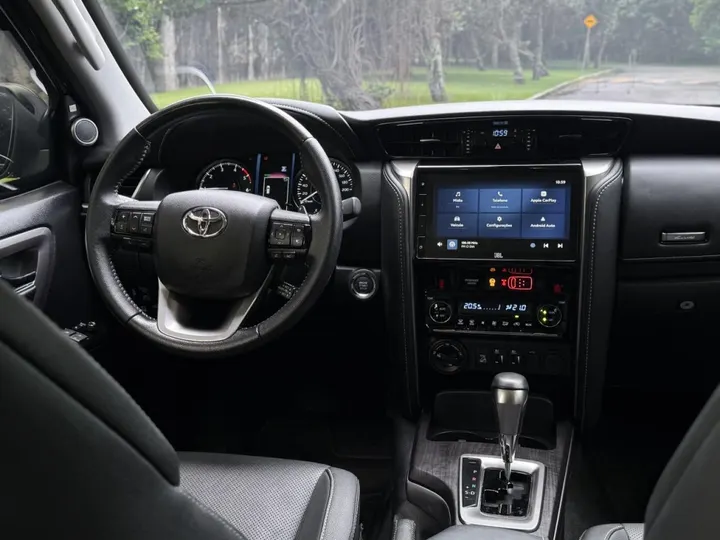 TOYOTA HILUX SW4 — foto 6