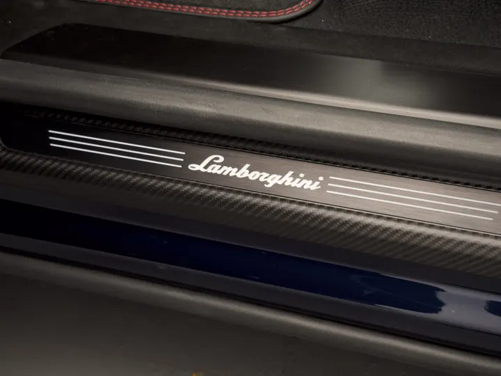 LAMBORGHINI URUS — foto 8