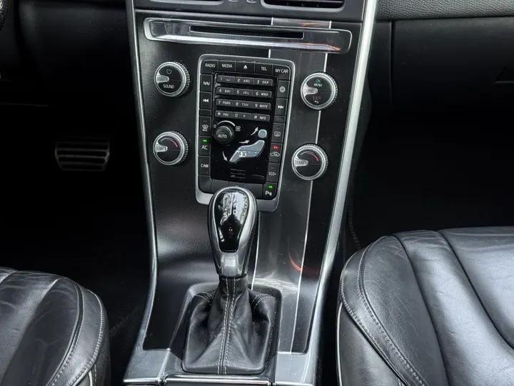VOLVO XC60 — foto 9