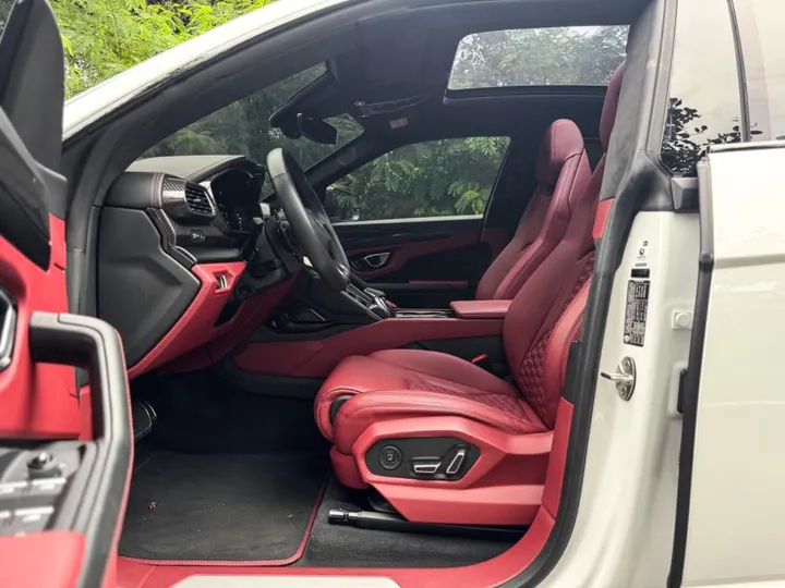 LAMBORGHINI URUS — foto 5