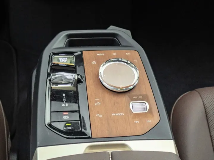 BMW iX — foto 8