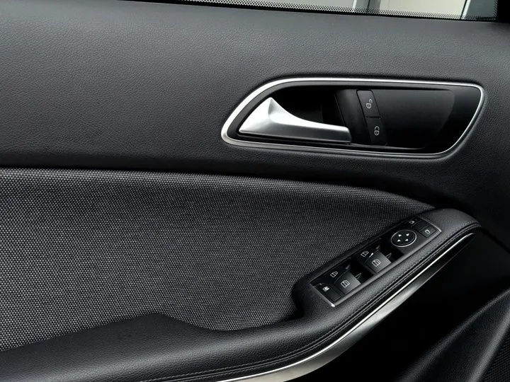 MERCEDES-BENZ GLA 200 — foto 6