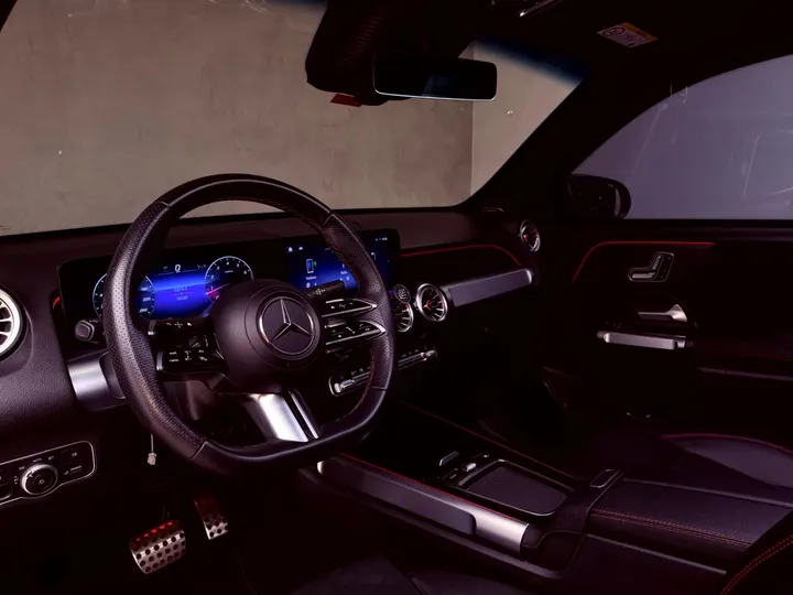 MERCEDES-BENZ GLB 220 — foto 9